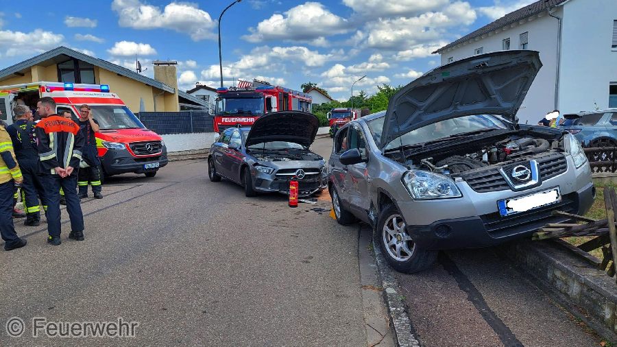 Unfall mit Straßenfahrzeugen, Verkehrshindernis Unfall mit Straßenfahrzeugen, Verkehrshindernis